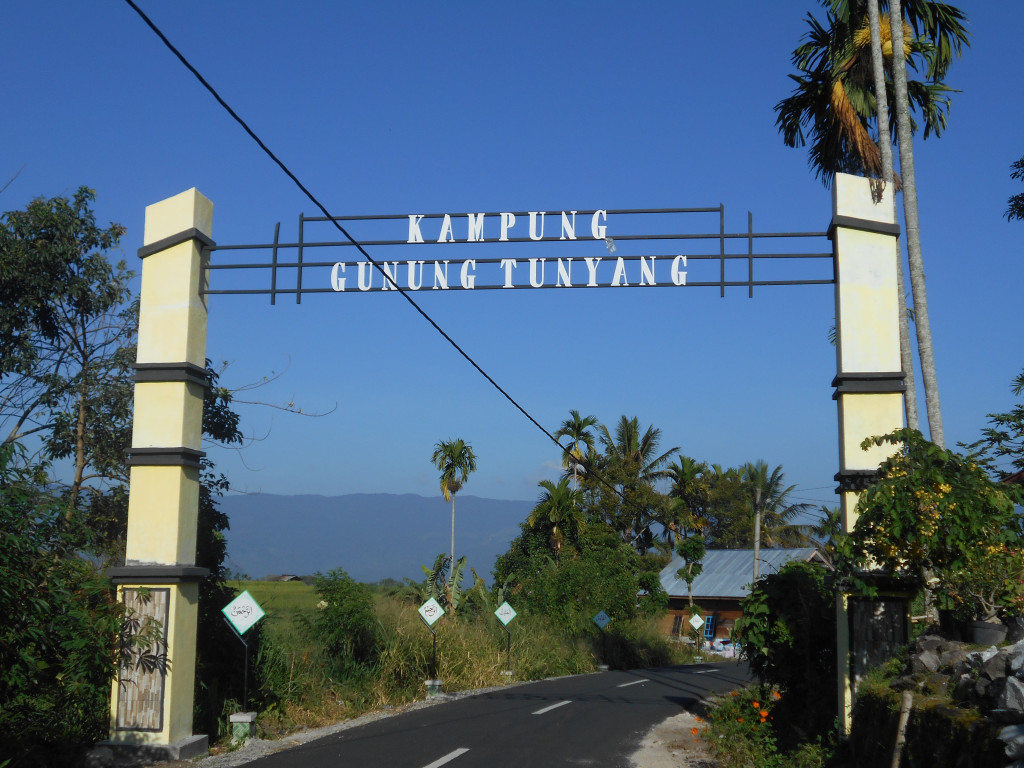 Gapura Kampung Gunung Tunyang yang didanai dari Anggaran Dana Desa T.A 2019
